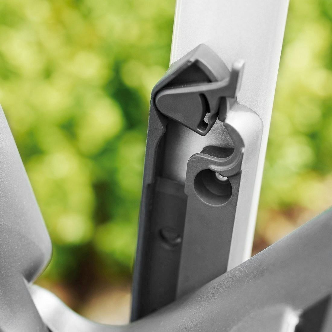 Klappstol ute Wave aluminium/plast antrasitt i campingmiljø