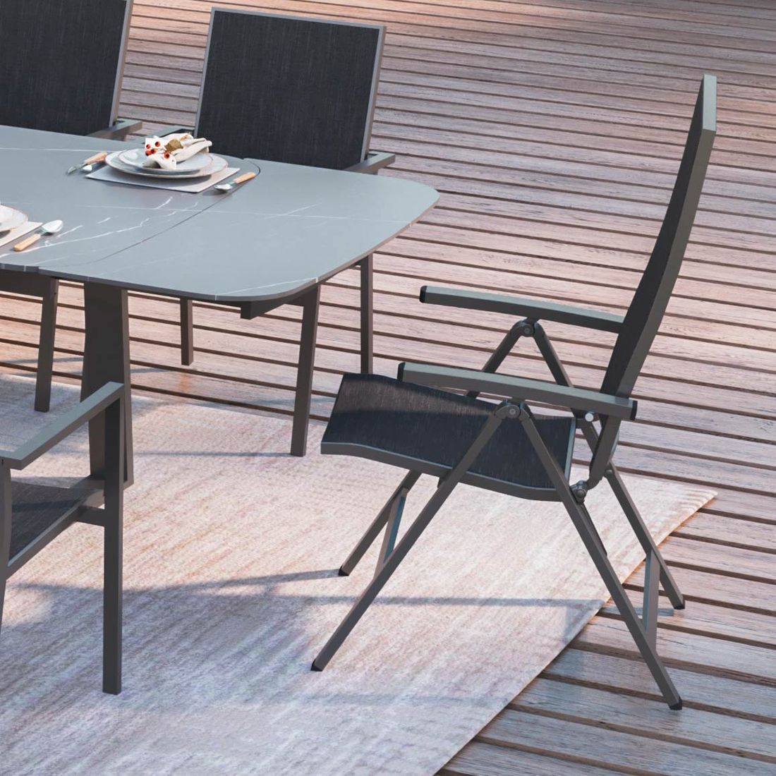 Detaljbilde av klappstol ute Verona aluminium/textilen regulerbar rygg materiale