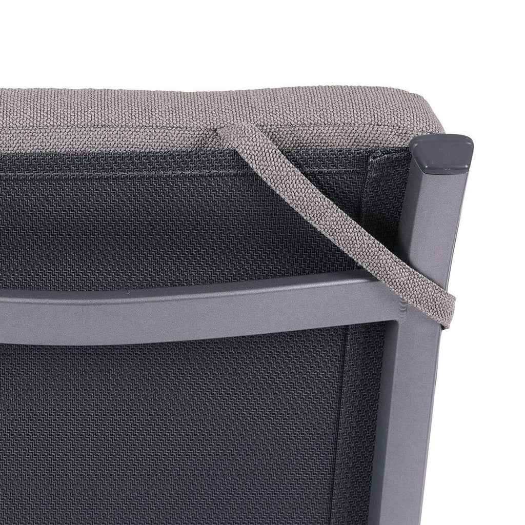 Detalj av stoff og polstring på Lavrygg stolpute 50x100 cm olefin taupe