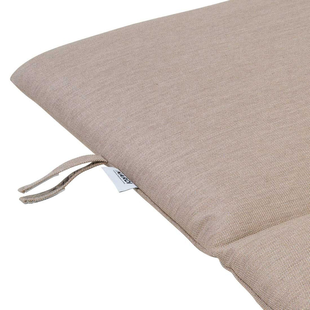Detalj av stoff og polstring på Lavrygg stolpute Doga Relax polyakryl 52,5x90 cm