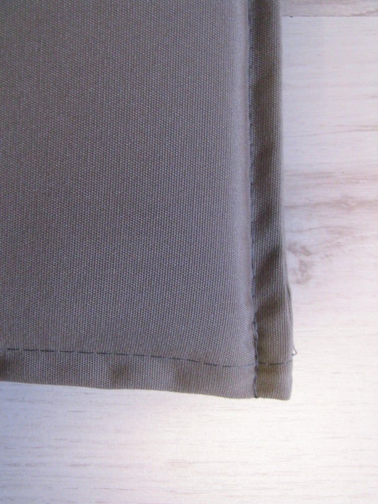 Montert Lavrygg stolpute Vario polyakryl 50x100 cm på hage stol