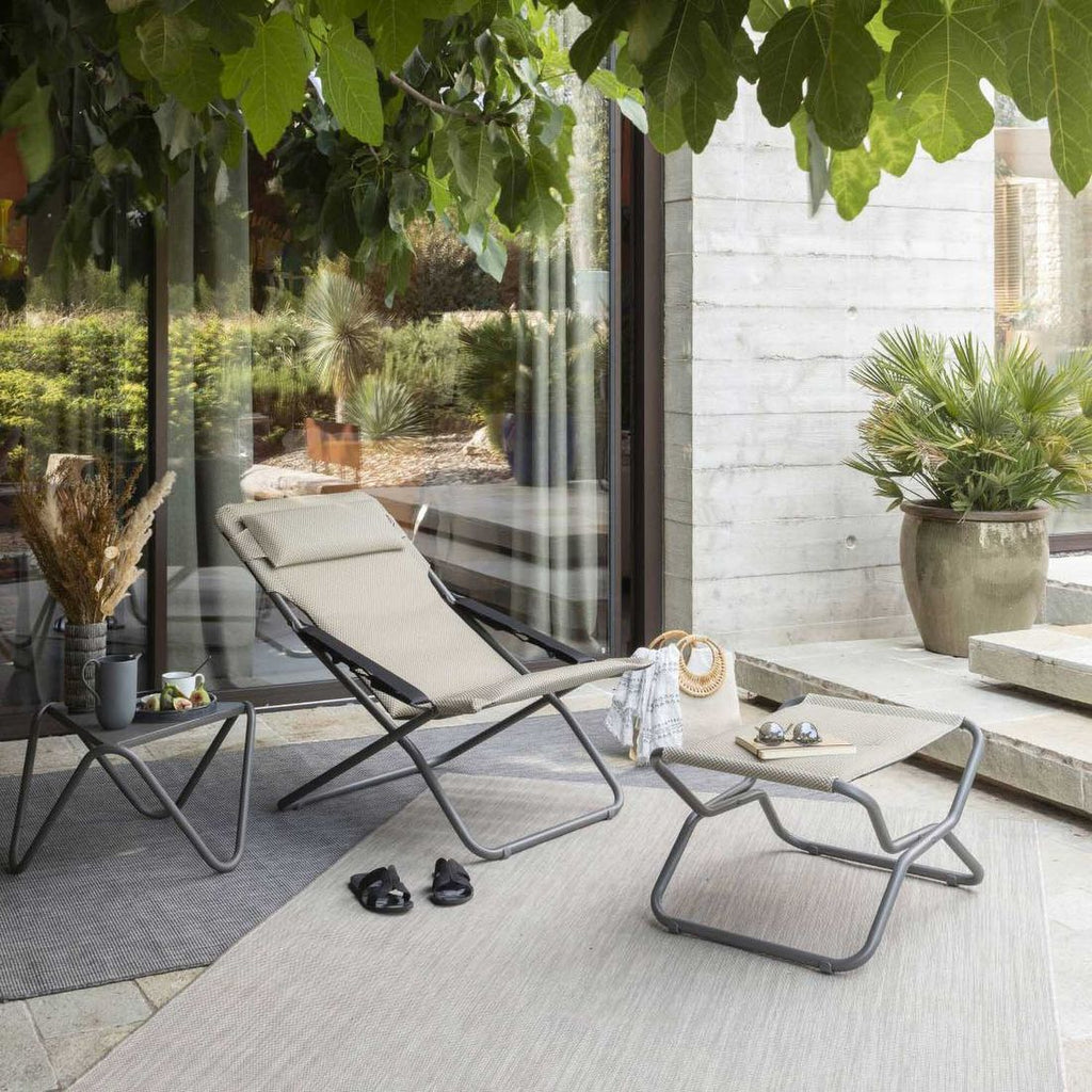 Liggestol Transabed sammenleggbar stål/utestoff moka 67 cm i bruk på terrasse