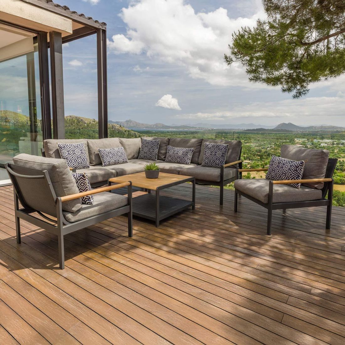 Oversiktsbilde av Loungebord Amber aluminium/teak 82x82 cm på uterom