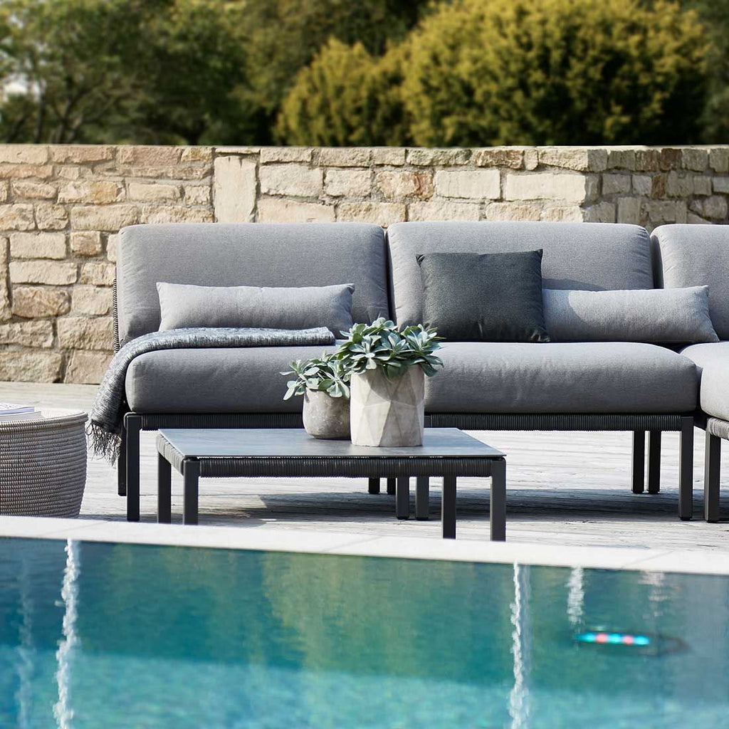 Loungebord Club 80x80 cm aluminium tau HPL detalj av bordplate