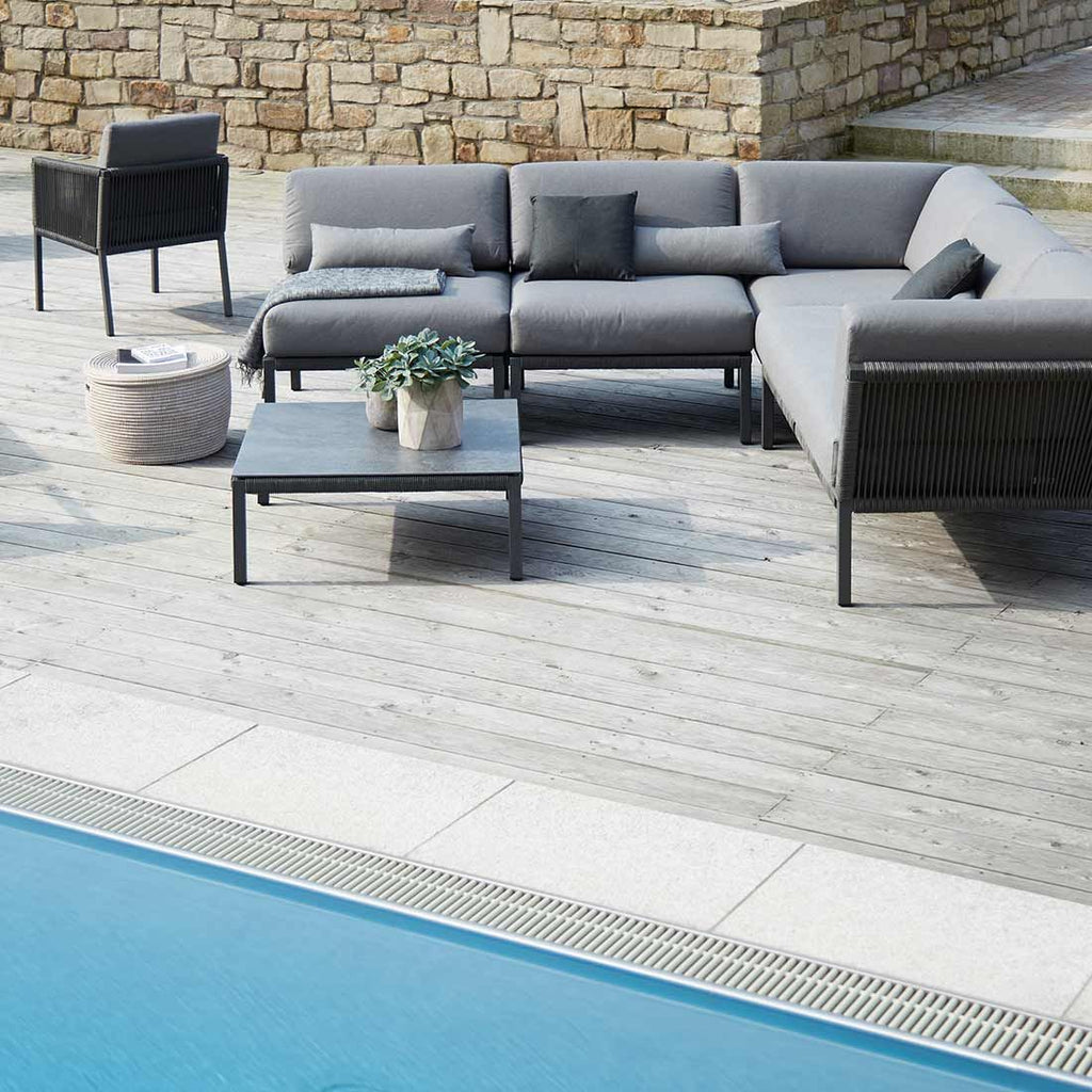 Loungebord Club 80x80 cm aluminium tau HPL montert på terrasse