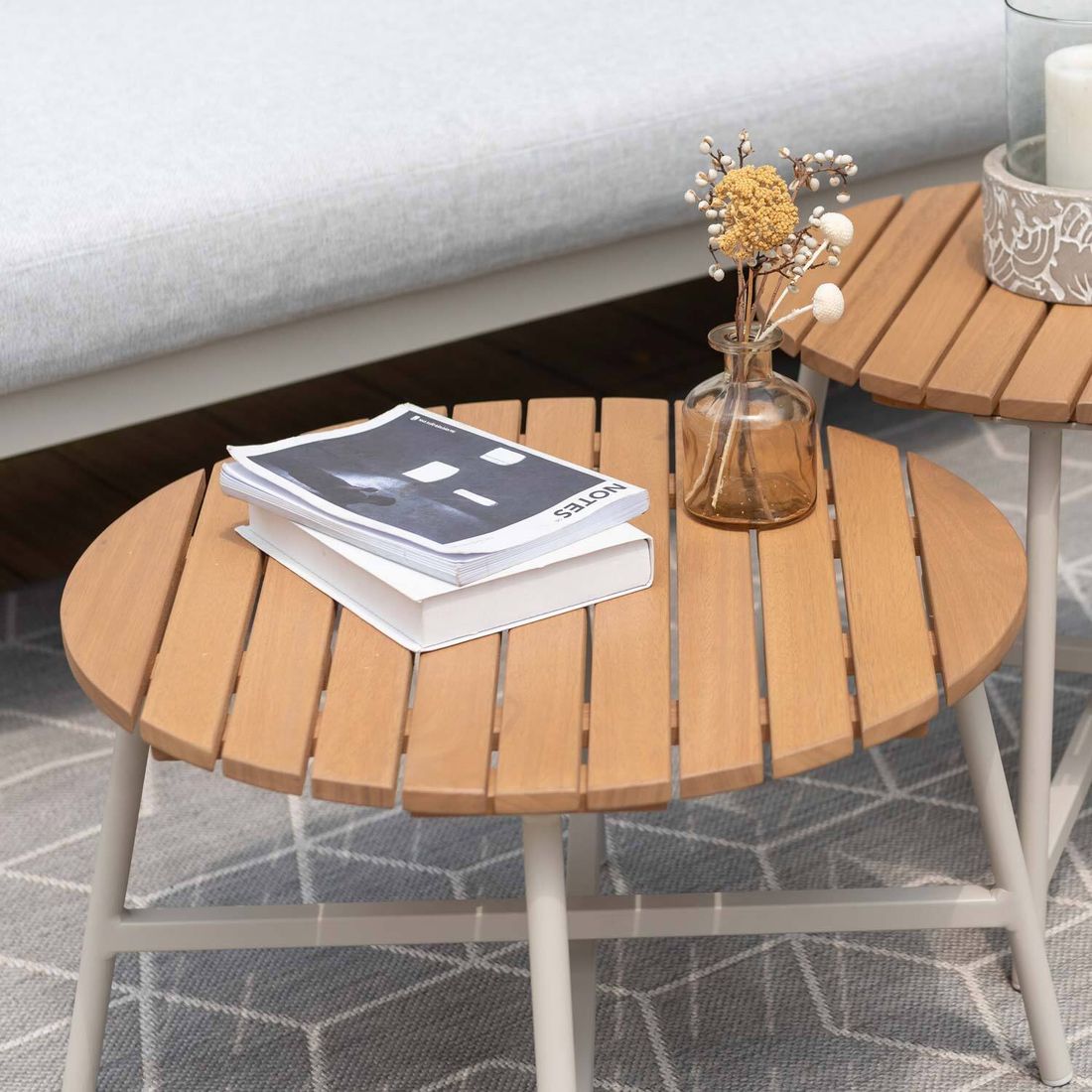 Montert Loungebord Copenhagen Ø55 cm på terrasse