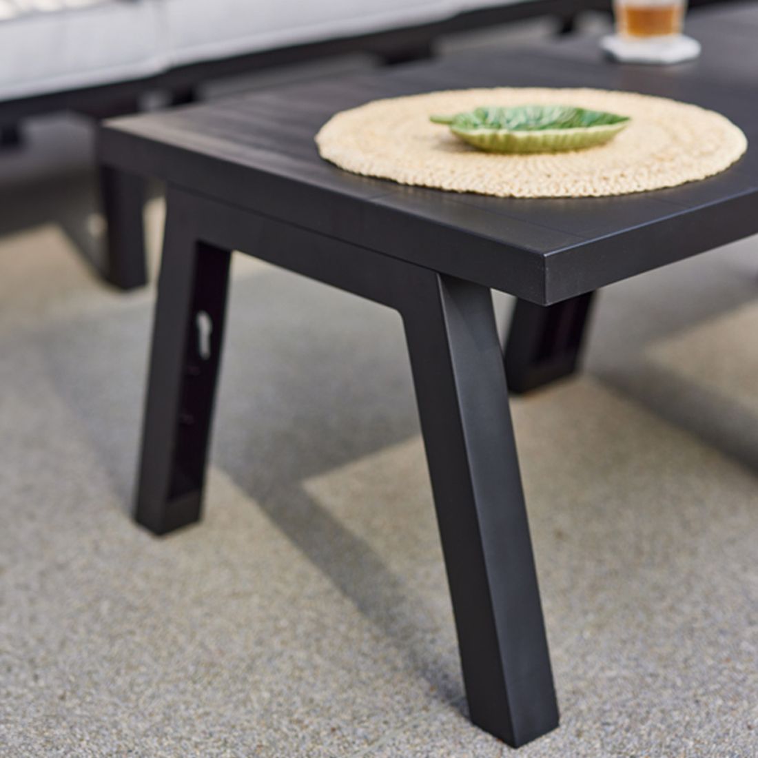 Montert Loungebord Ibiza 60x60 cm plast antrasitt - Hartman på terrasse