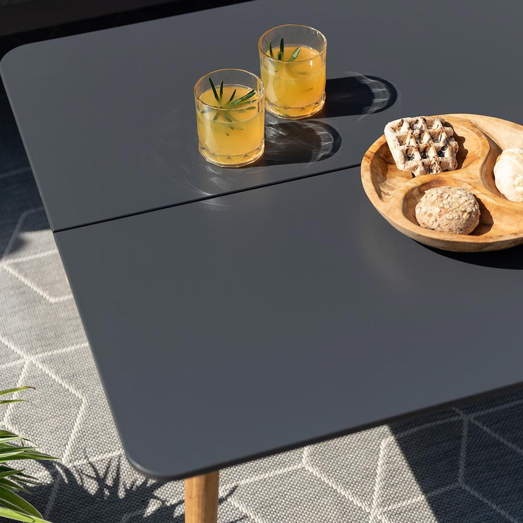Loungebord Ipanema 75x75 cm teak/Duraboard i bruk på terrasse