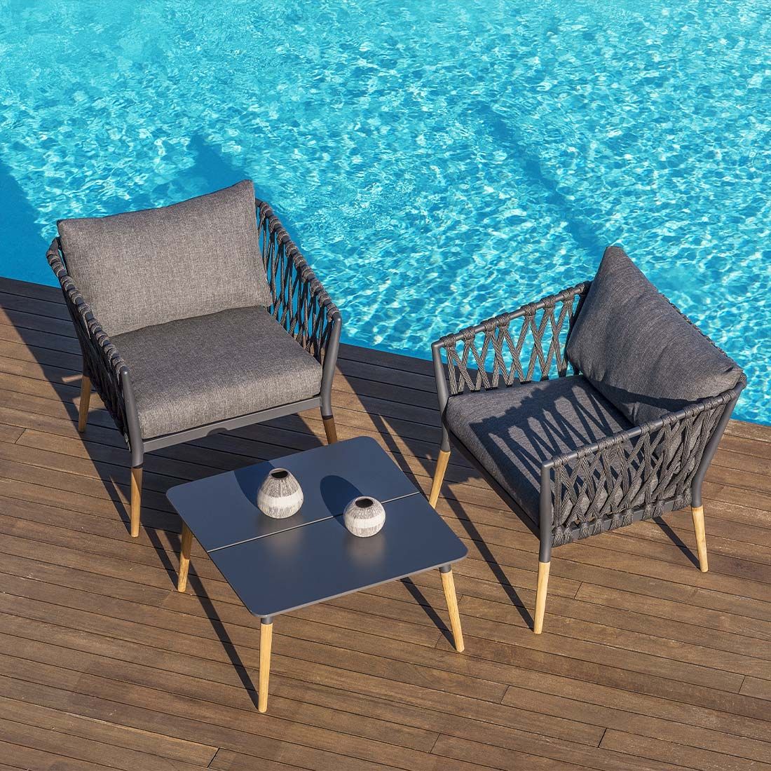 Oversiktsbilde av Loungebord Ipanema 75x75 cm teak/Duraboard med hagemøbler
