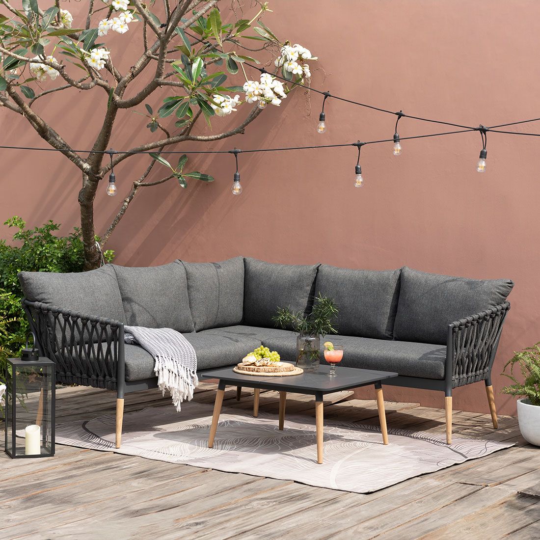 Loungebord Ipanema 75x75 cm teak/Duraboard i naturlig uteområde