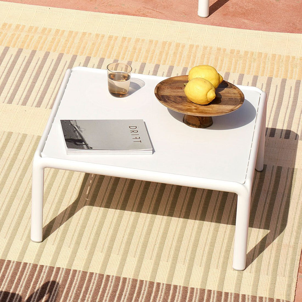Loungebord Komodo 70x70 cm plast hvit bakside