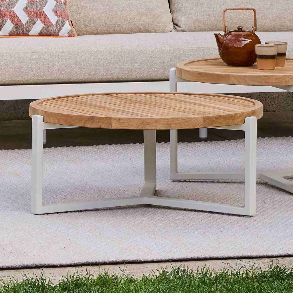 Loungebord Monaco Ø75 cm aluminium/teak montert på terrasse