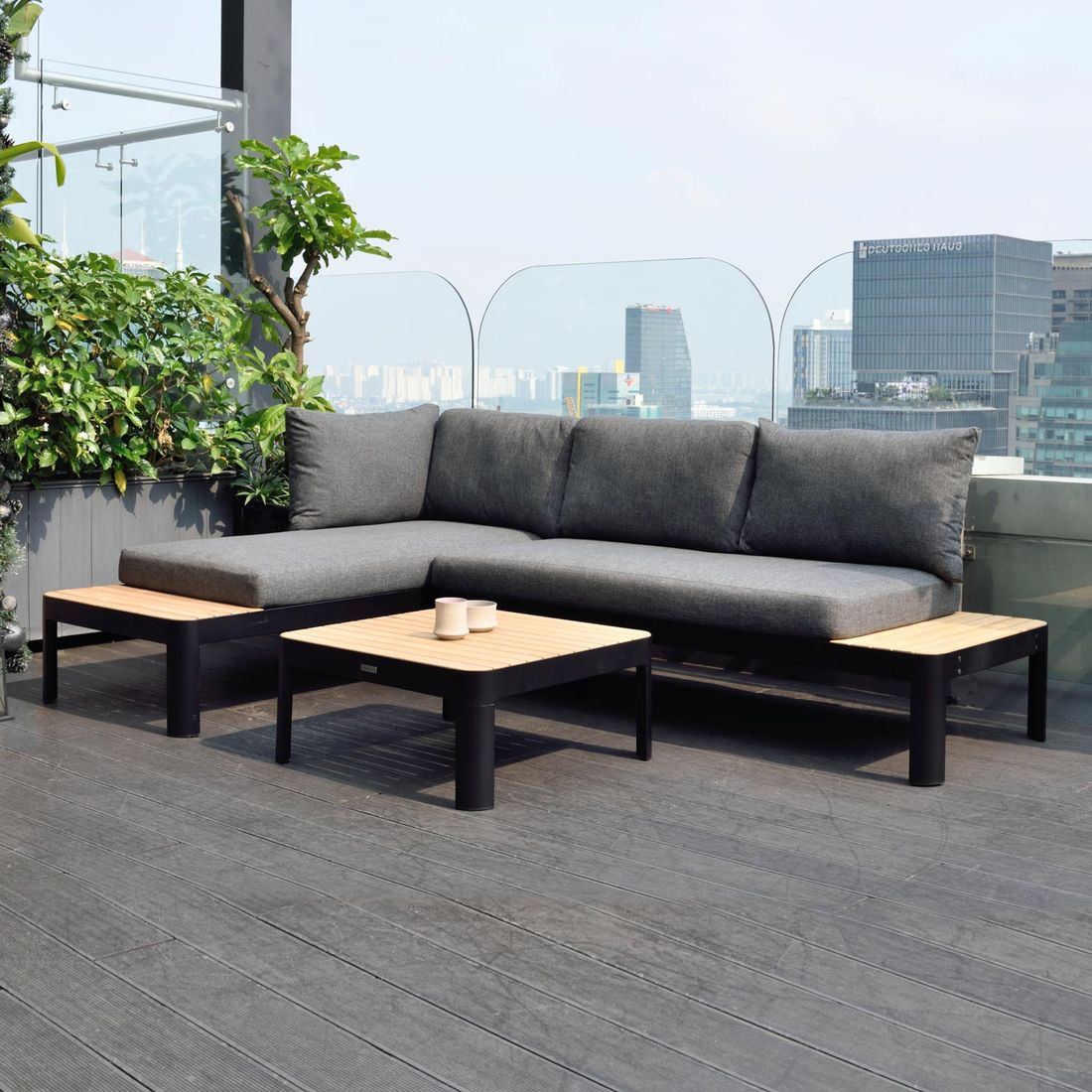 Montert Loungebord Portals 72x72 cm aluminium/teak på terrasse
