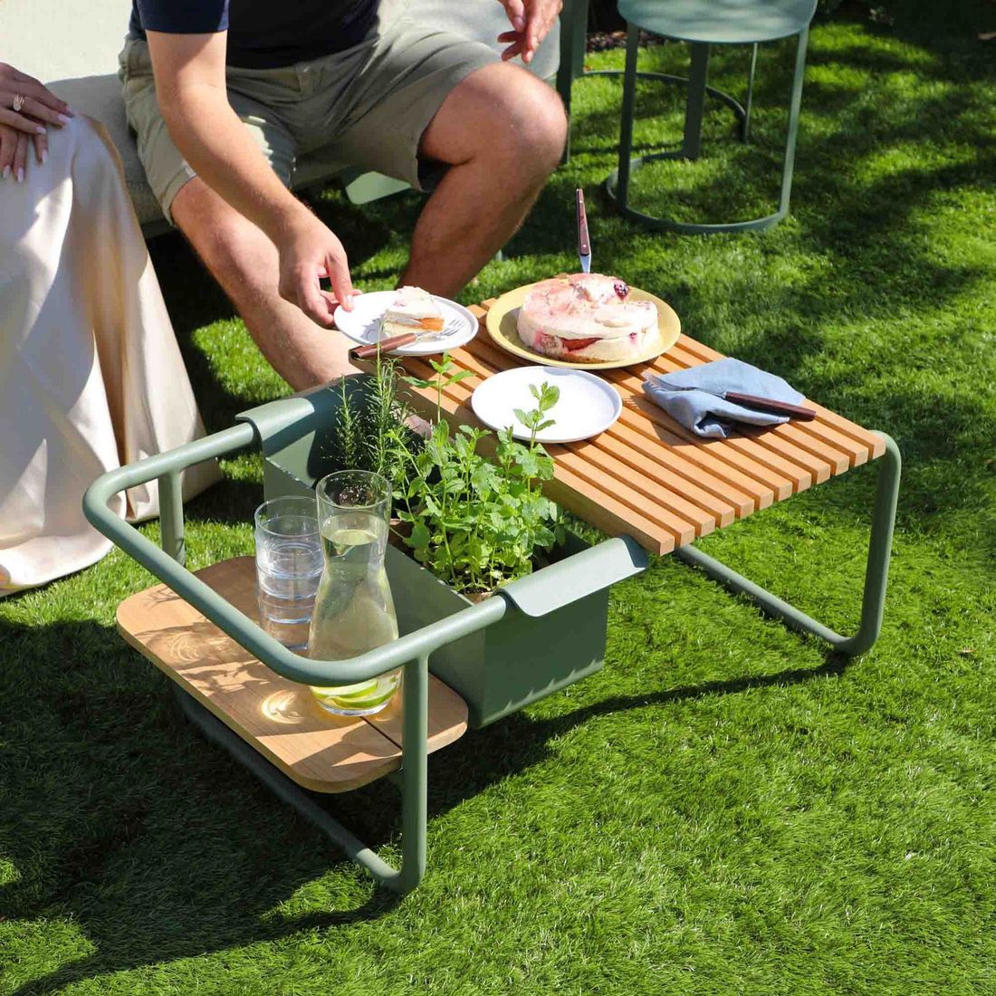 Loungebord Somerset aluminium/teak 83,5x46 cm sett forfra