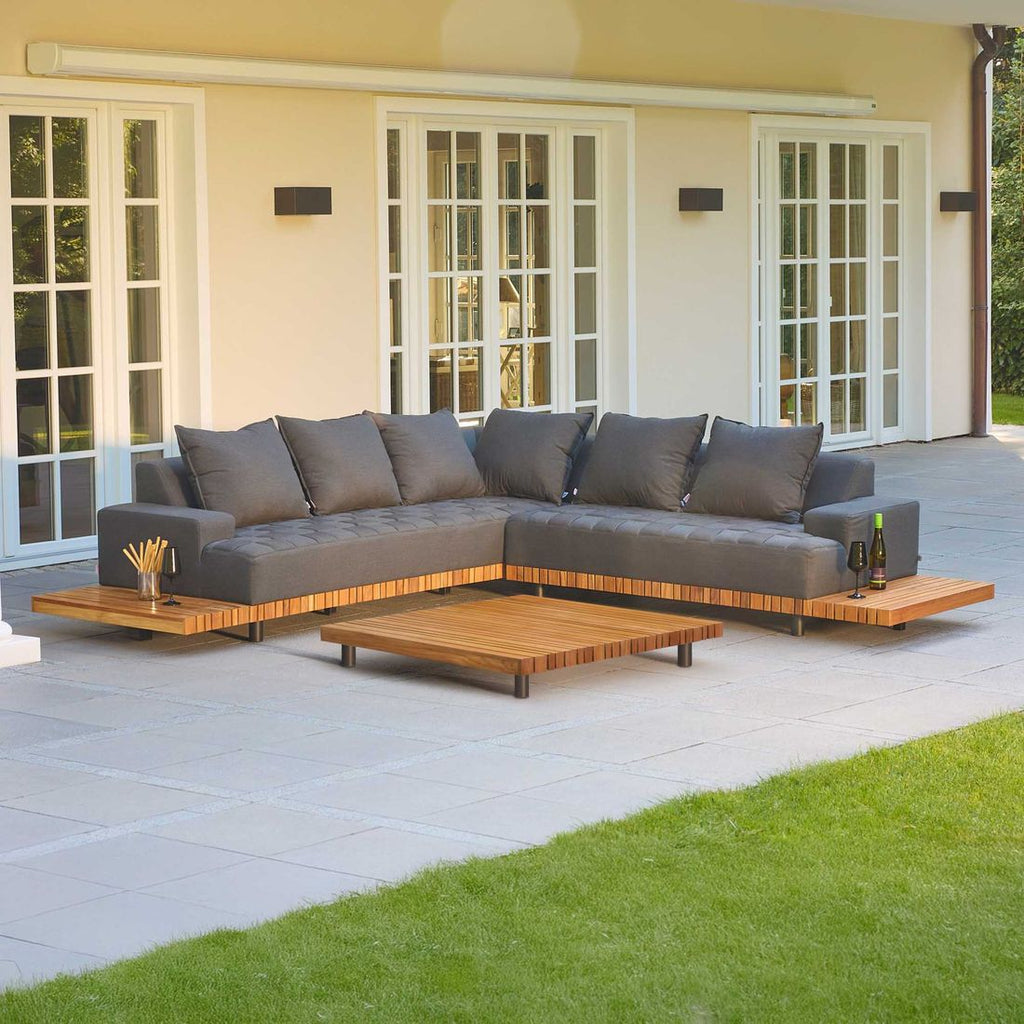 Loungebord Sunbay 120x120 cm aluminium/teak i hageomgivelse