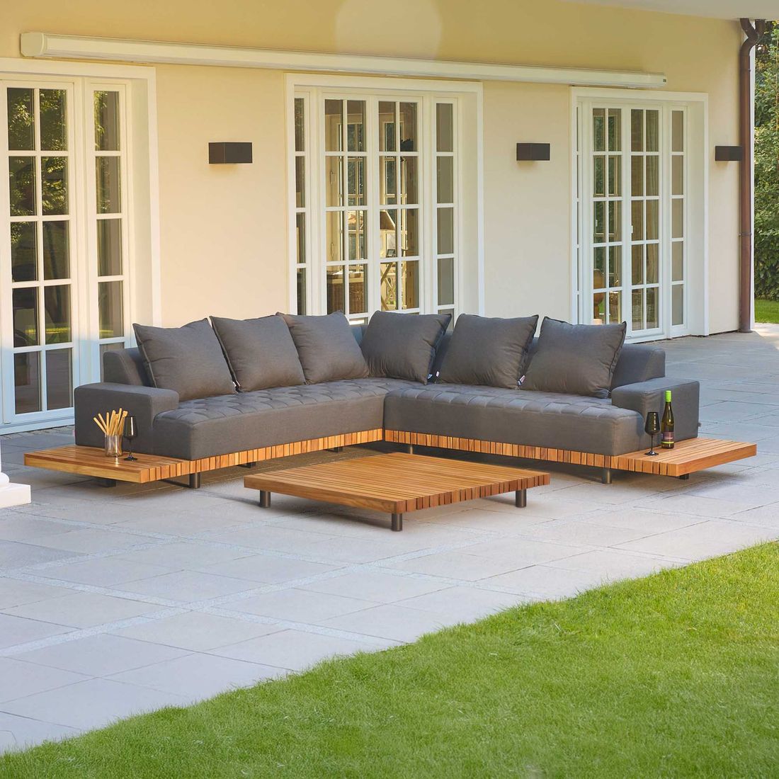 Loungebord Sunbay 120x120 cm aluminium/teak i hageomgivelse
