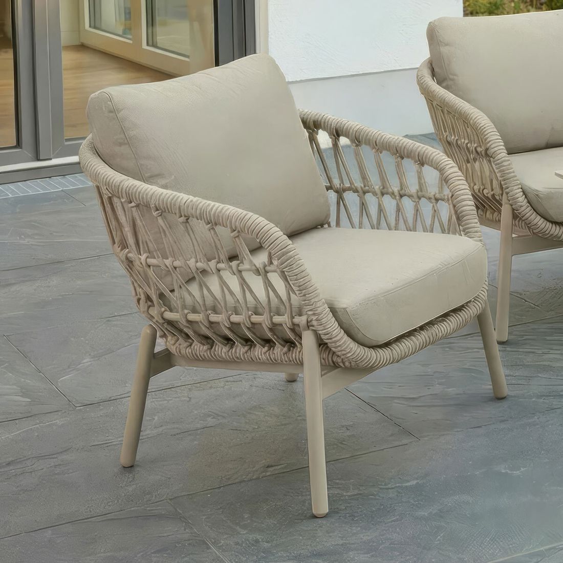 Loungesett Bari aluminium tau med olefin-puter montert i hagestue