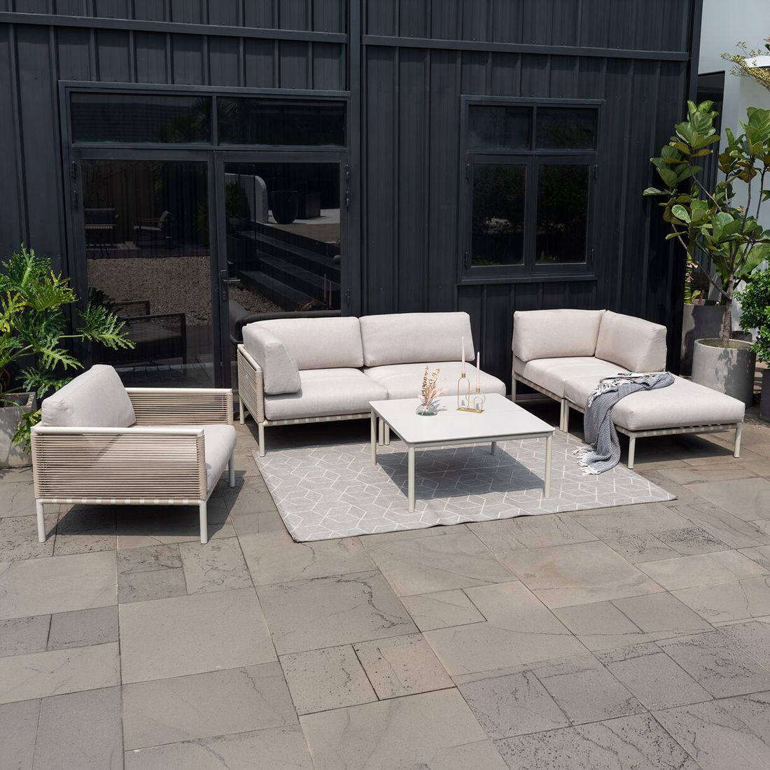 Loungesett Horizon aluminium tau olefin med loungebord forfra