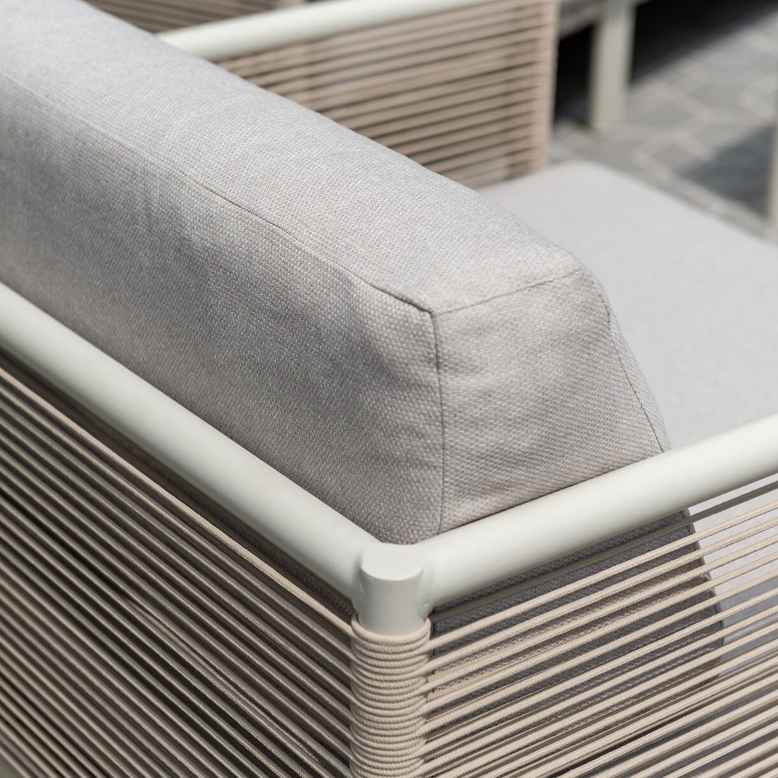 Loungesett Horizon aluminium tau olefin med loungebord armstøtte detalj