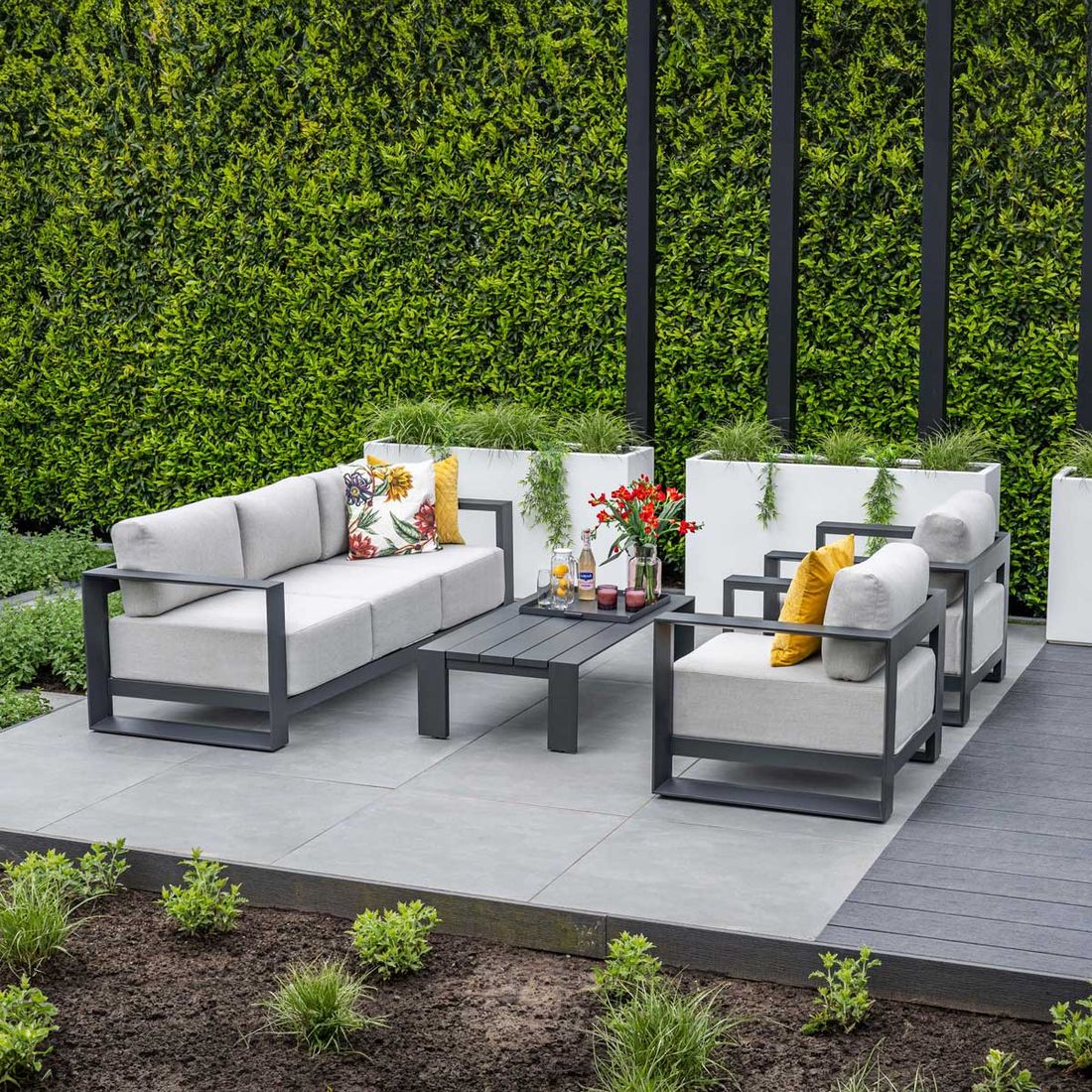 Loungesett Levanto aluminium med loungebord forfra