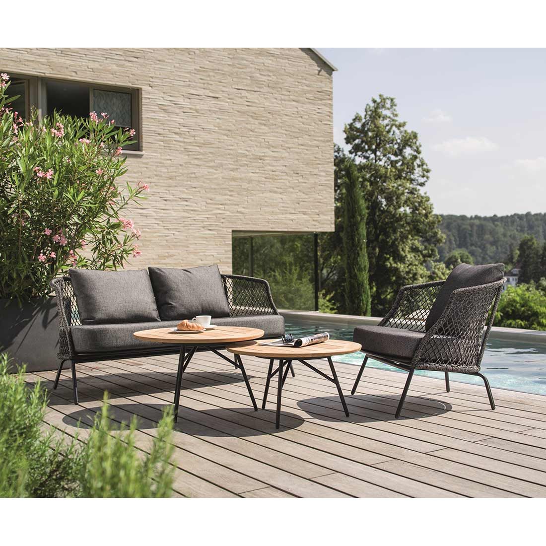 Loungesofa ute Odea aluminium tau 160 cm svart montert i hage