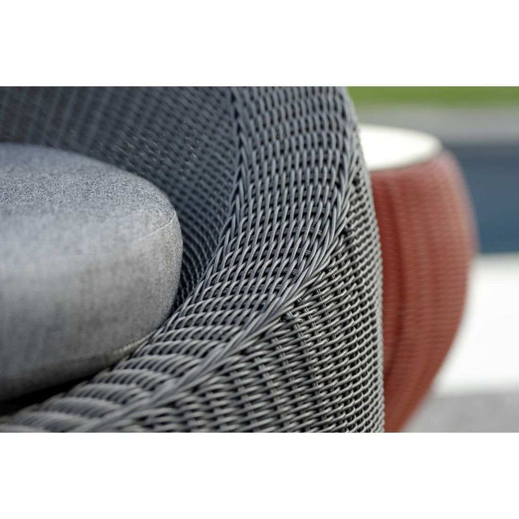 Loungestol Anny polyrotting inkl. pute 110x107 cm montert i hage