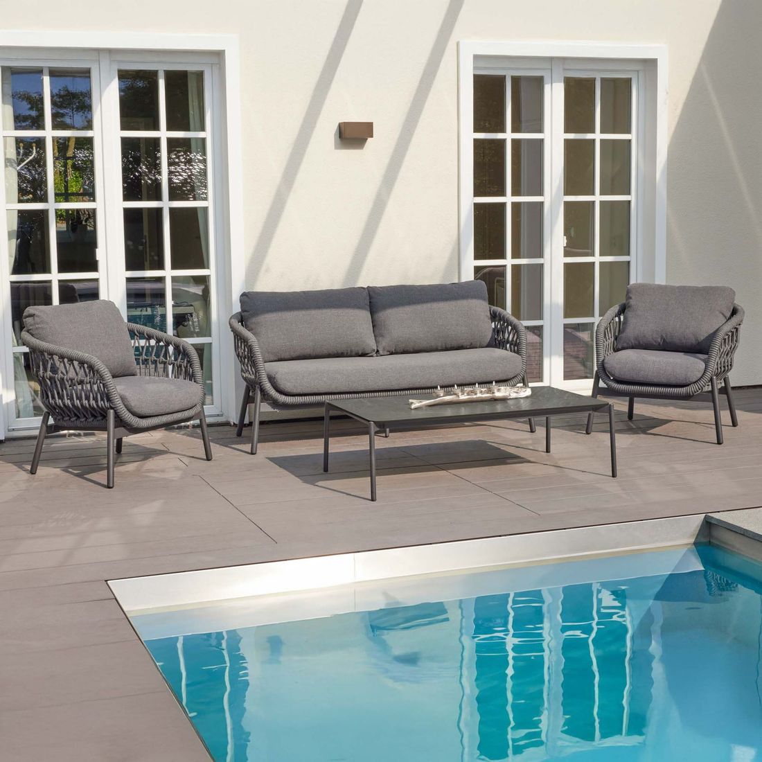 Loungestol Bari aluminium tau olefin 81x83 cm montert i hage