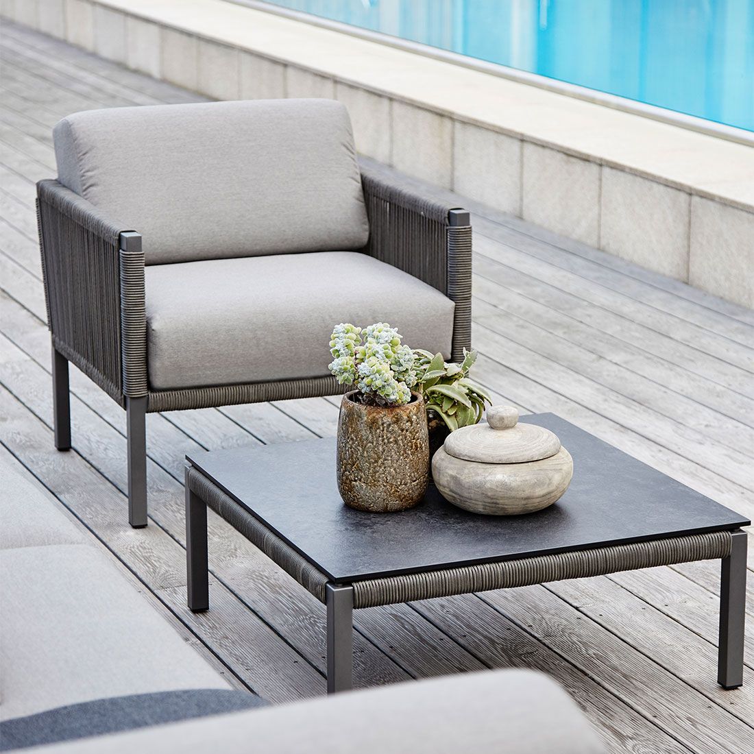 Loungestol Club med krakk aluminium/tau - Solpuri sideprofil