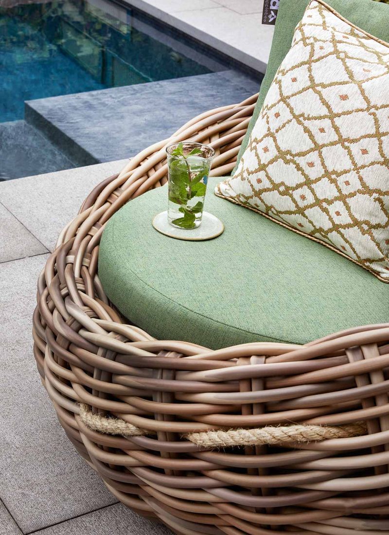Loungestol Cocoon polyrotting 130x130 cm Apple Bee detalj av armstøtte