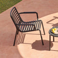 Loungestol Doga Relax plast stabelbar detalj av armlener
