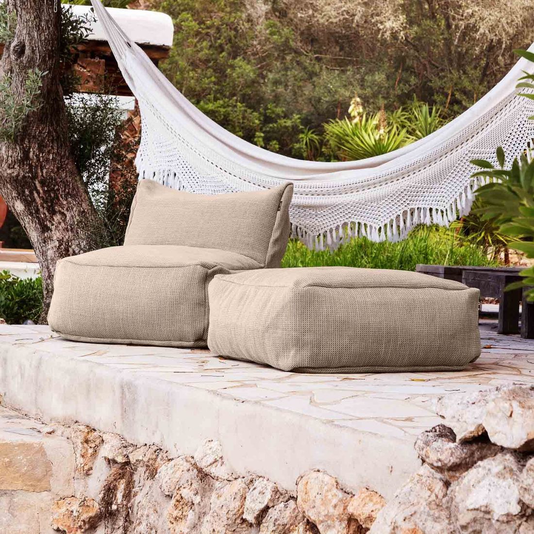 Loungestol Dotty Cloud med krakk polypropylen beige forfra