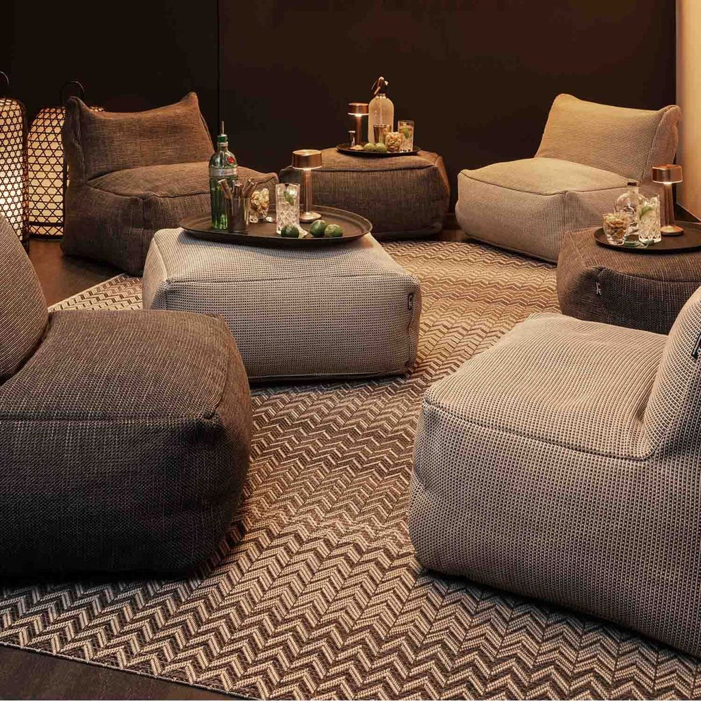 Loungestol Dotty polypropylen 75x75 cm antrasitt i bruk på terrasse