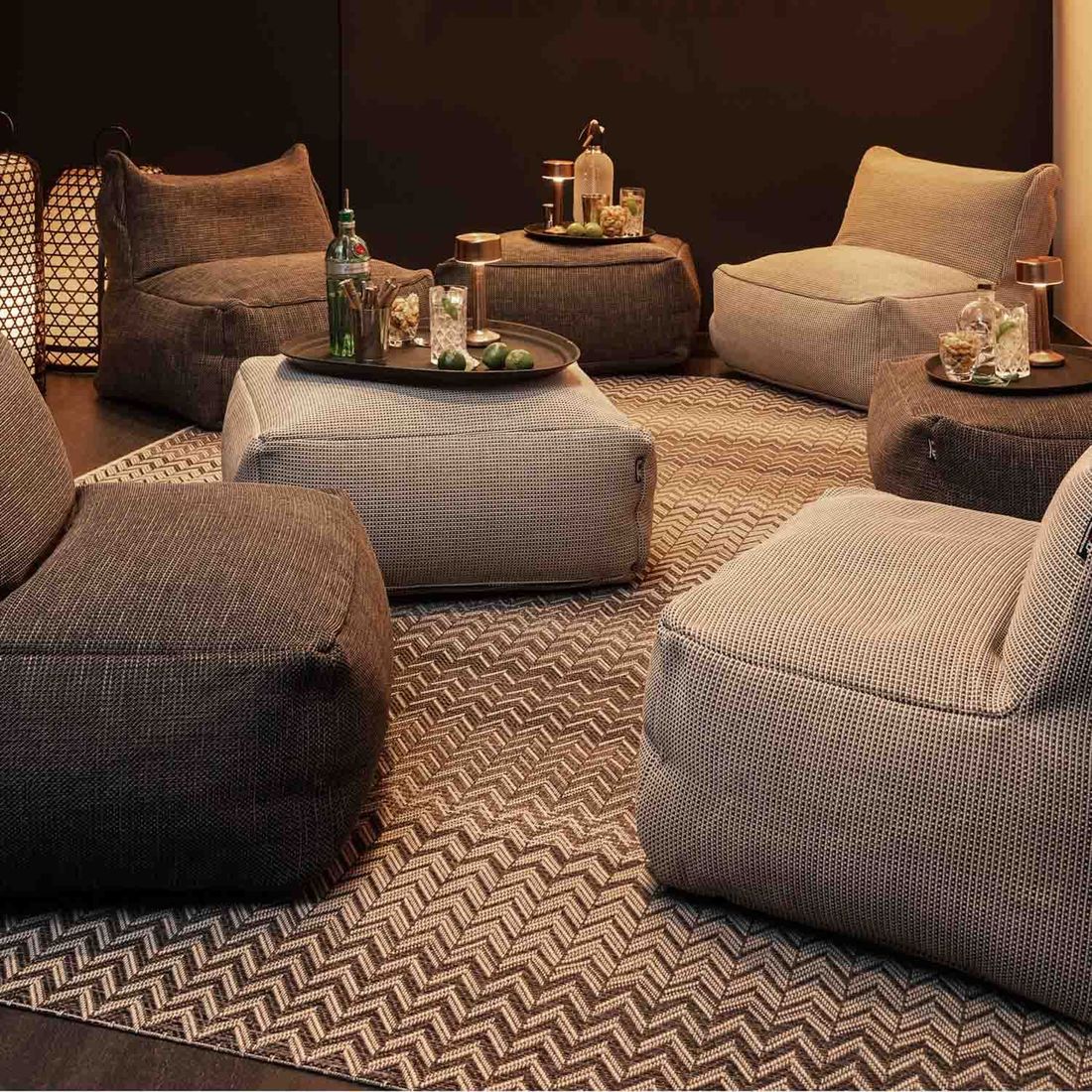 Loungestol Dotty polypropylen 75x75 cm antrasitt i bruk på terrasse