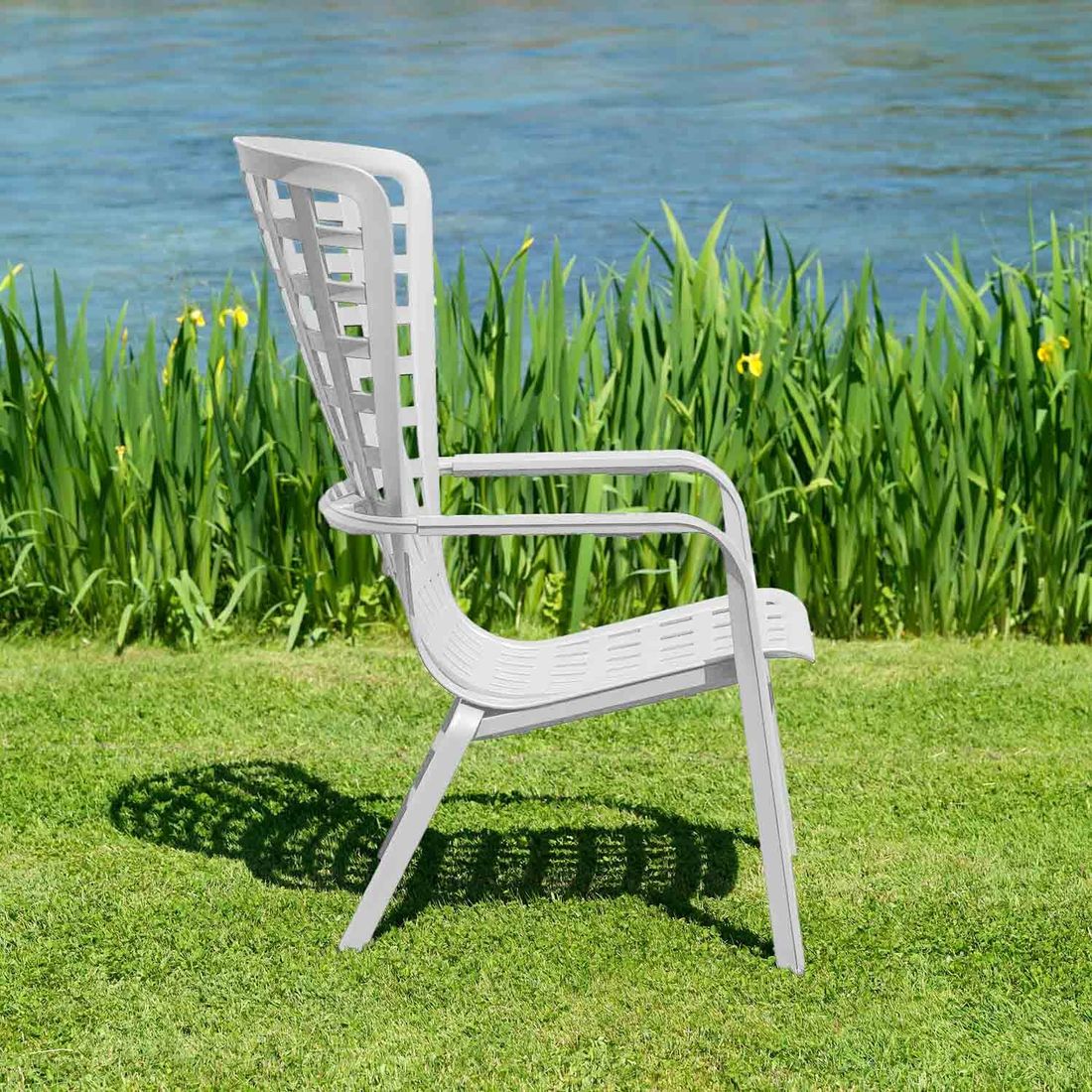 Loungestol Folio justerbar plast hvit 72 cm montert på terrasse