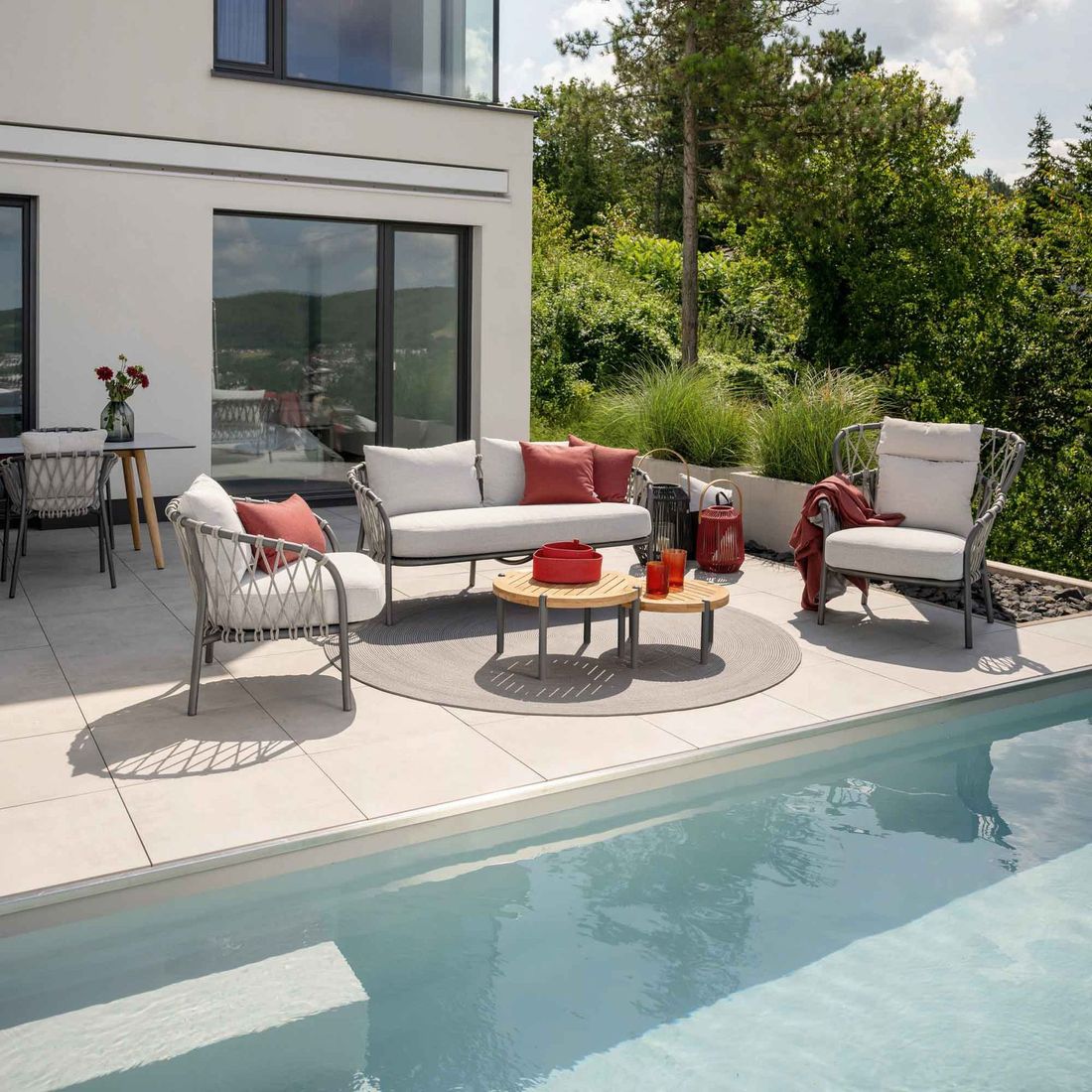 Loungestol Klea aluminium tau 93 cm montert i hage