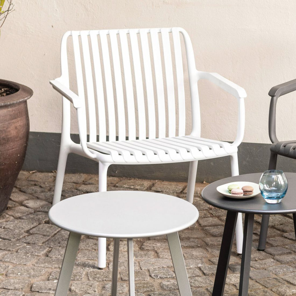 Loungestol Lago plast stabelbar hvit forfra