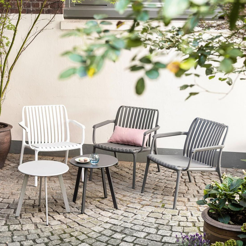 Loungestol Lago plast stabelbar hvit tett på ben