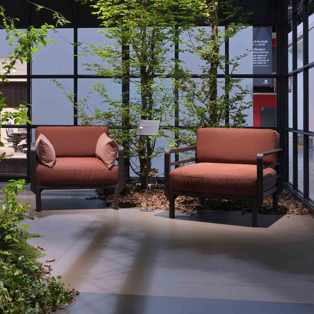 Loungestol Maximo plast og Sunbrella 90x97 cm nærbilde av armstøtte