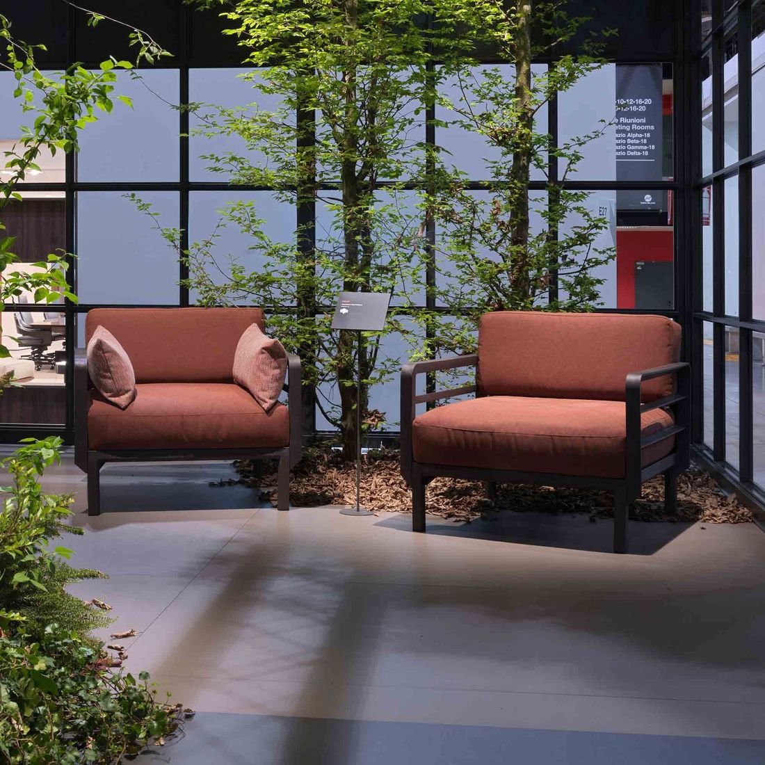 Loungestol Maximo plast og Sunbrella 90x97 cm nærbilde av armstøtte