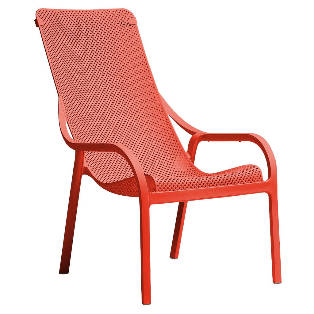Loungestol Net stabelbar plast corallo - Nardi montert på terrasse