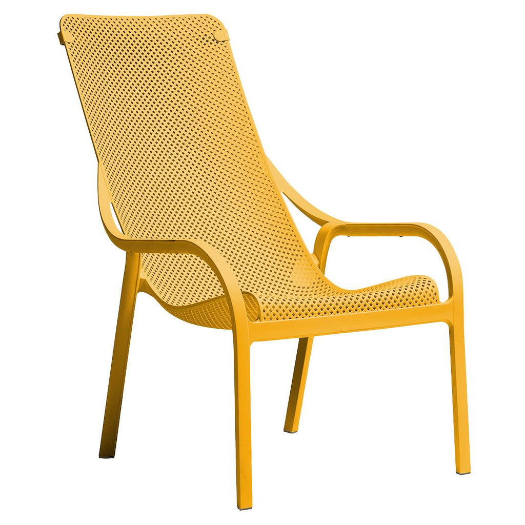 Loungestol Net stabelbar plast senape - Nardi montert på terrasse