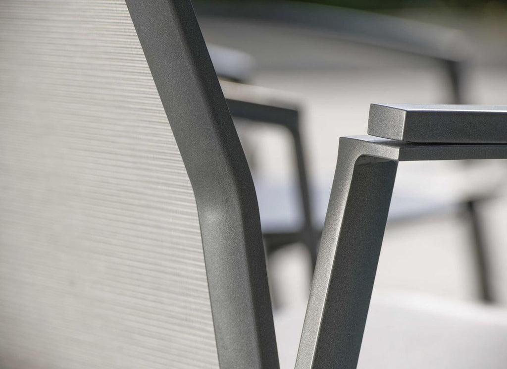 Loungestol New Top aluminium/textilen stabelbar montert på terrasse