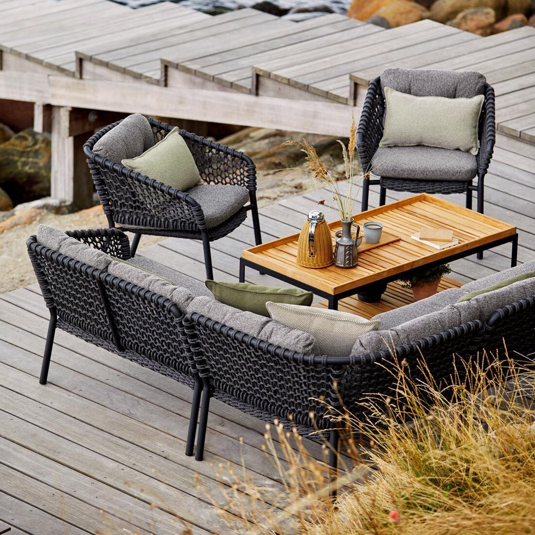 Loungestol Ocean aluminium tau stabelbar montert på terrasse