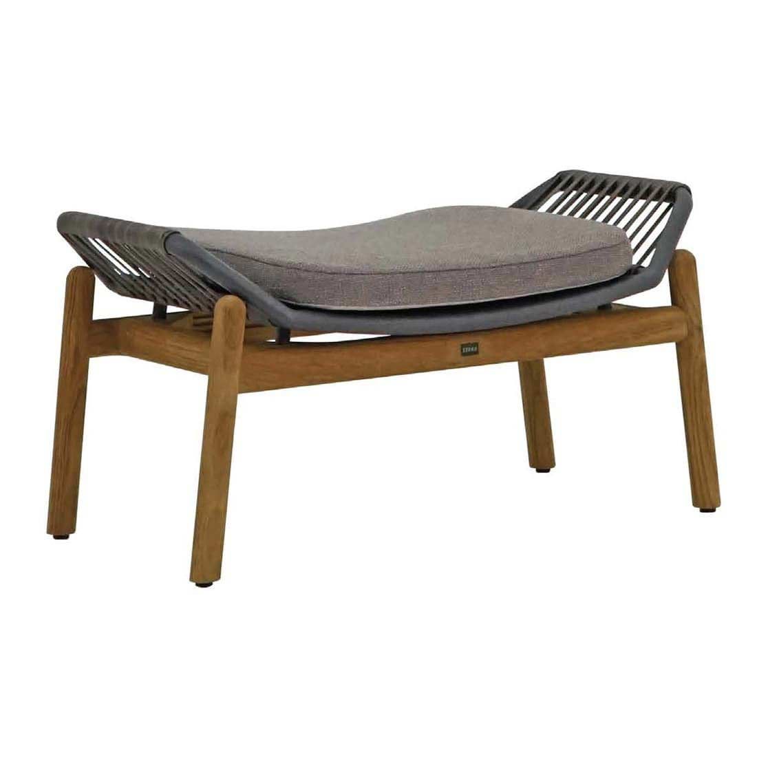 Detalj av Loungestol Pollux med krakk teak og tau rope-vev