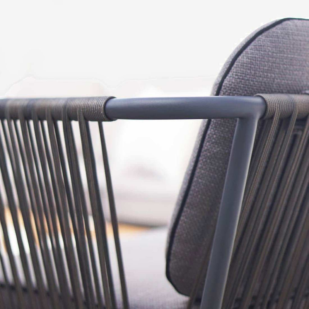 Montert Loungestol Pollux med krakk teak og tau på terrasse