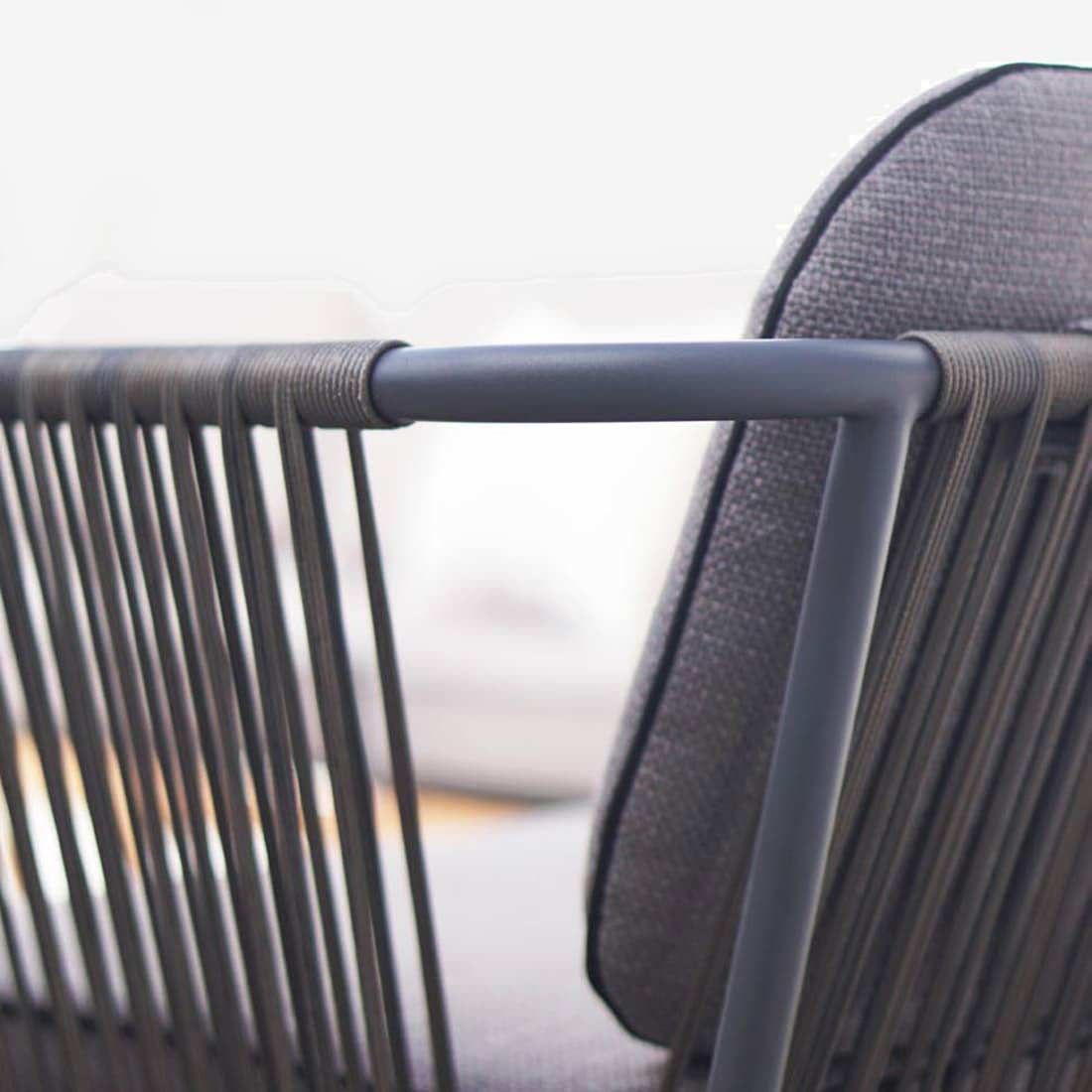 Montert Loungestol Pollux med krakk teak og tau på terrasse