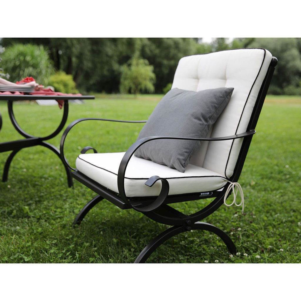 Loungestol Romeo smijern 69x65 cm på hage med grønt gress