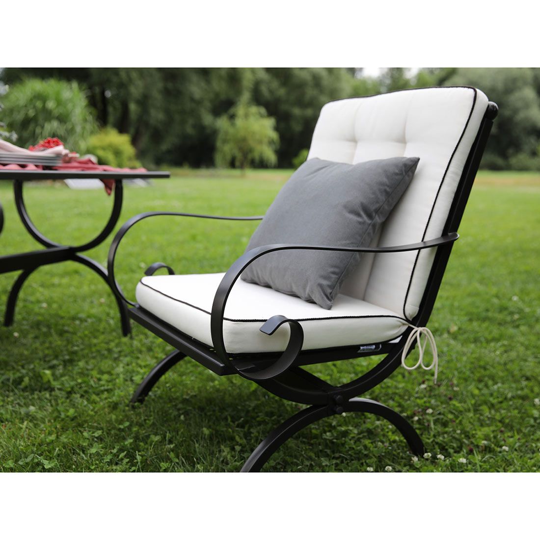 Loungestol Romeo smijern 69x65 cm på hage med grønt gress