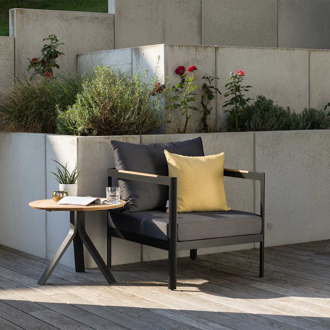 Loungestol Viggo aluminium/textilen 72x78 cm montert i hage