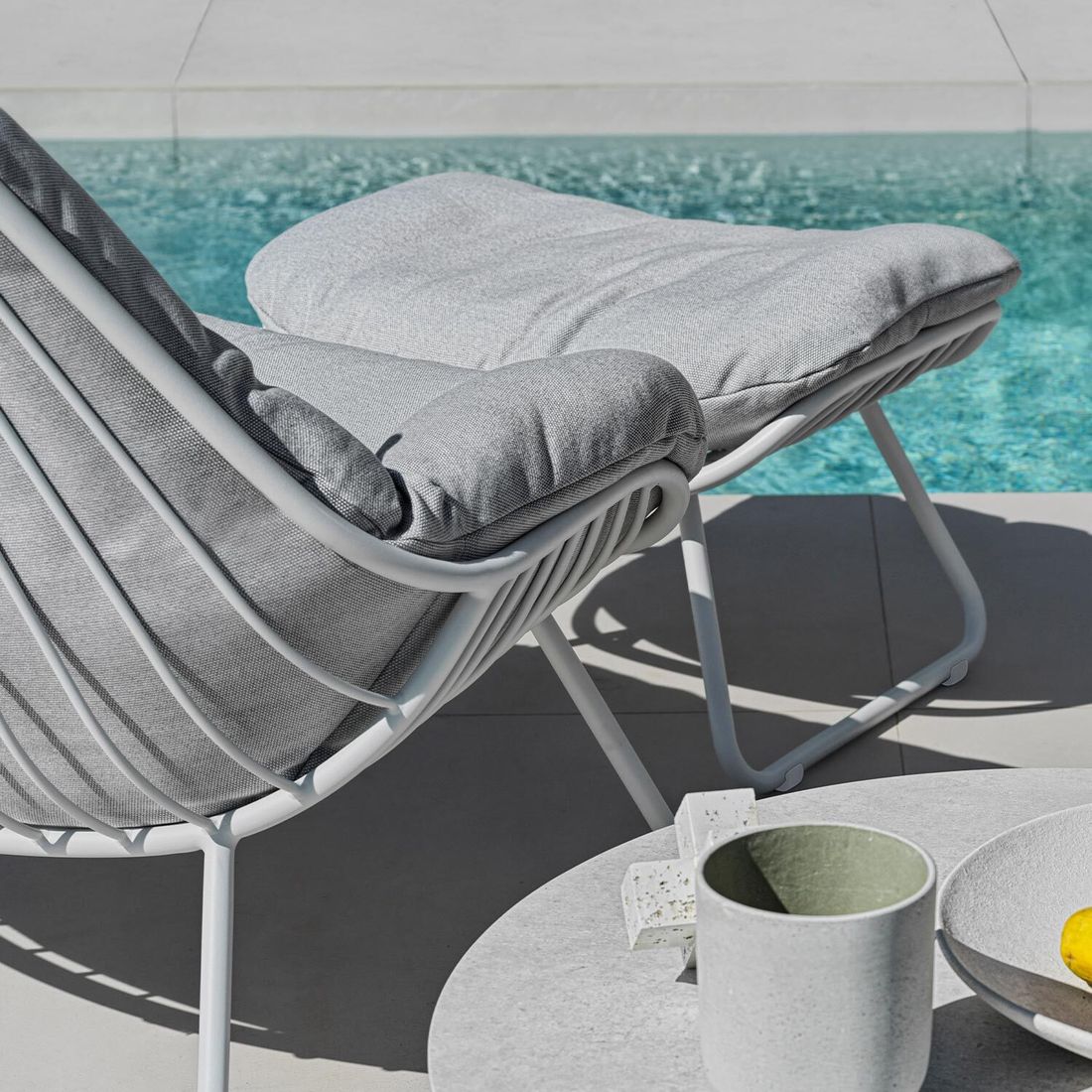 Montert Loungetaburett Chill aluminium 69x51 cm - Solpuri på terrasse